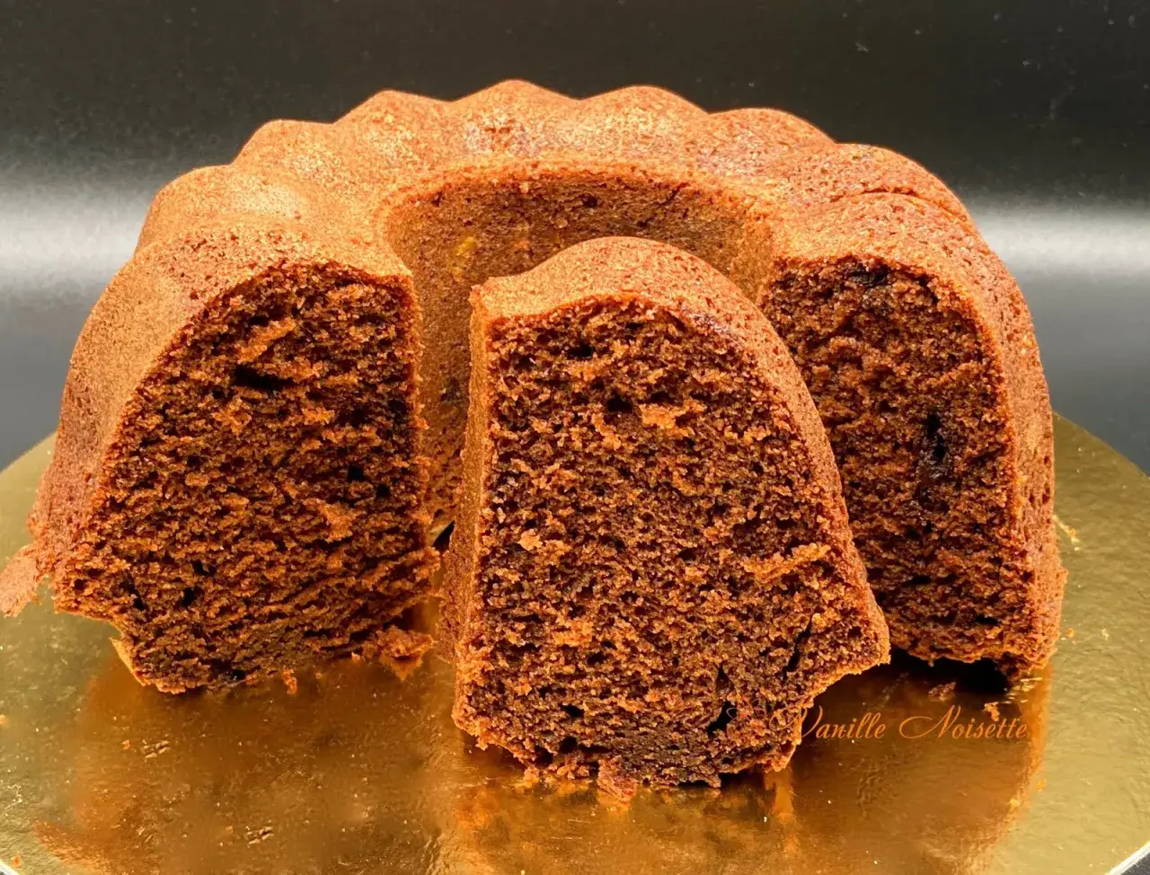 Gâteau moelleux au chocolat, parfait pour une recette gâteau crème fraîche chocolat. Sa texture aérienne et son goût intense invitent à la gourmandise.