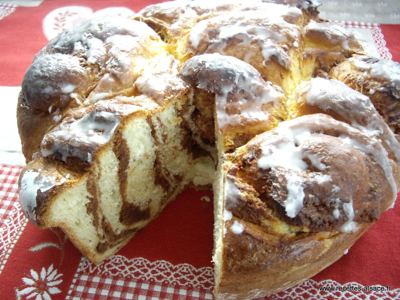 Gâteau tressé glacé, une délicieuse pâtisserie chinoise aux marbrures de cacao. Parfait pour le thé.