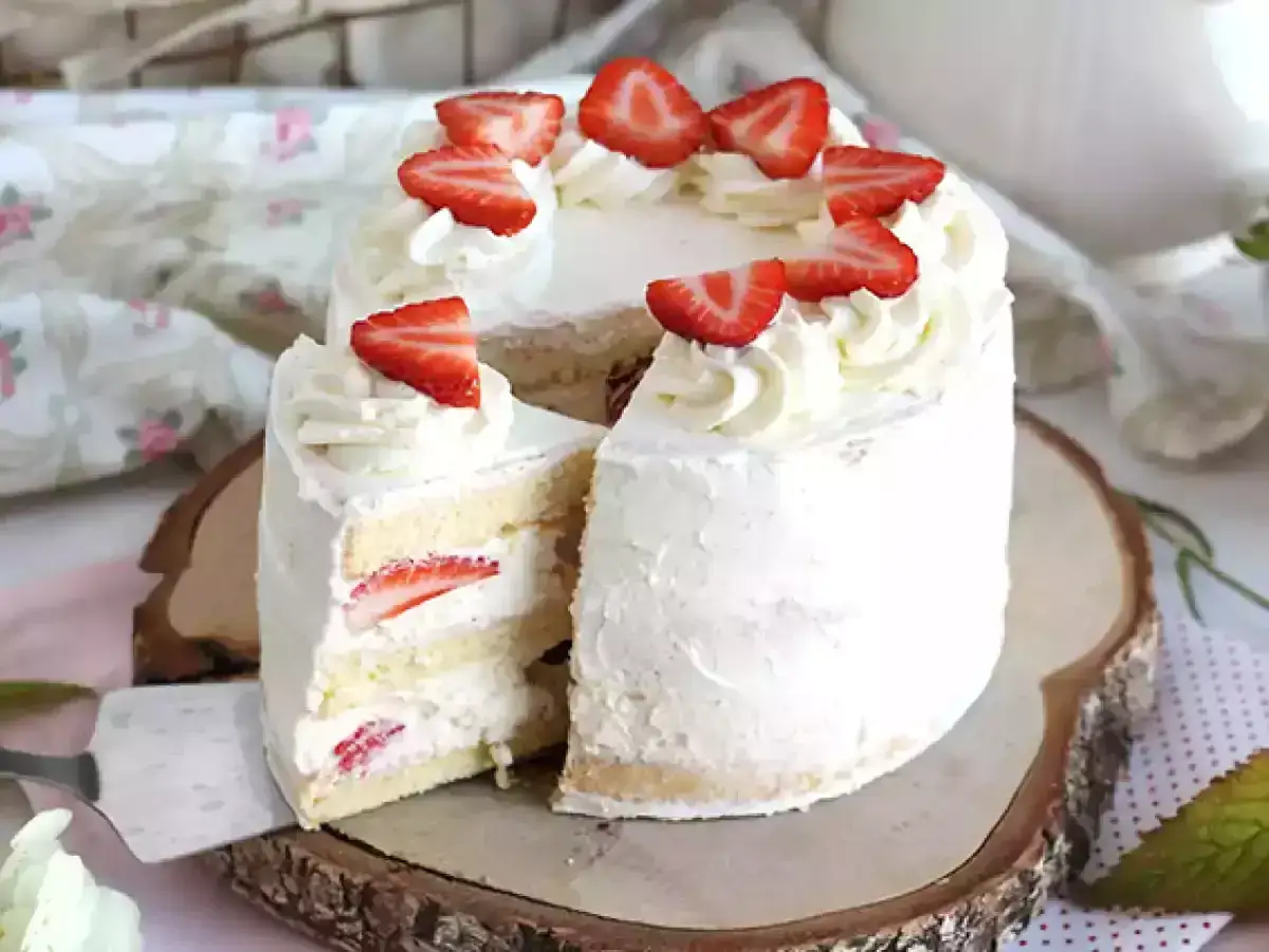 Gâteau frais et léger, garni de fraises et de crème fouettée. Une belle alternative pour remplacer Chantifix, parfait pour toutes vos envies gourmandes.