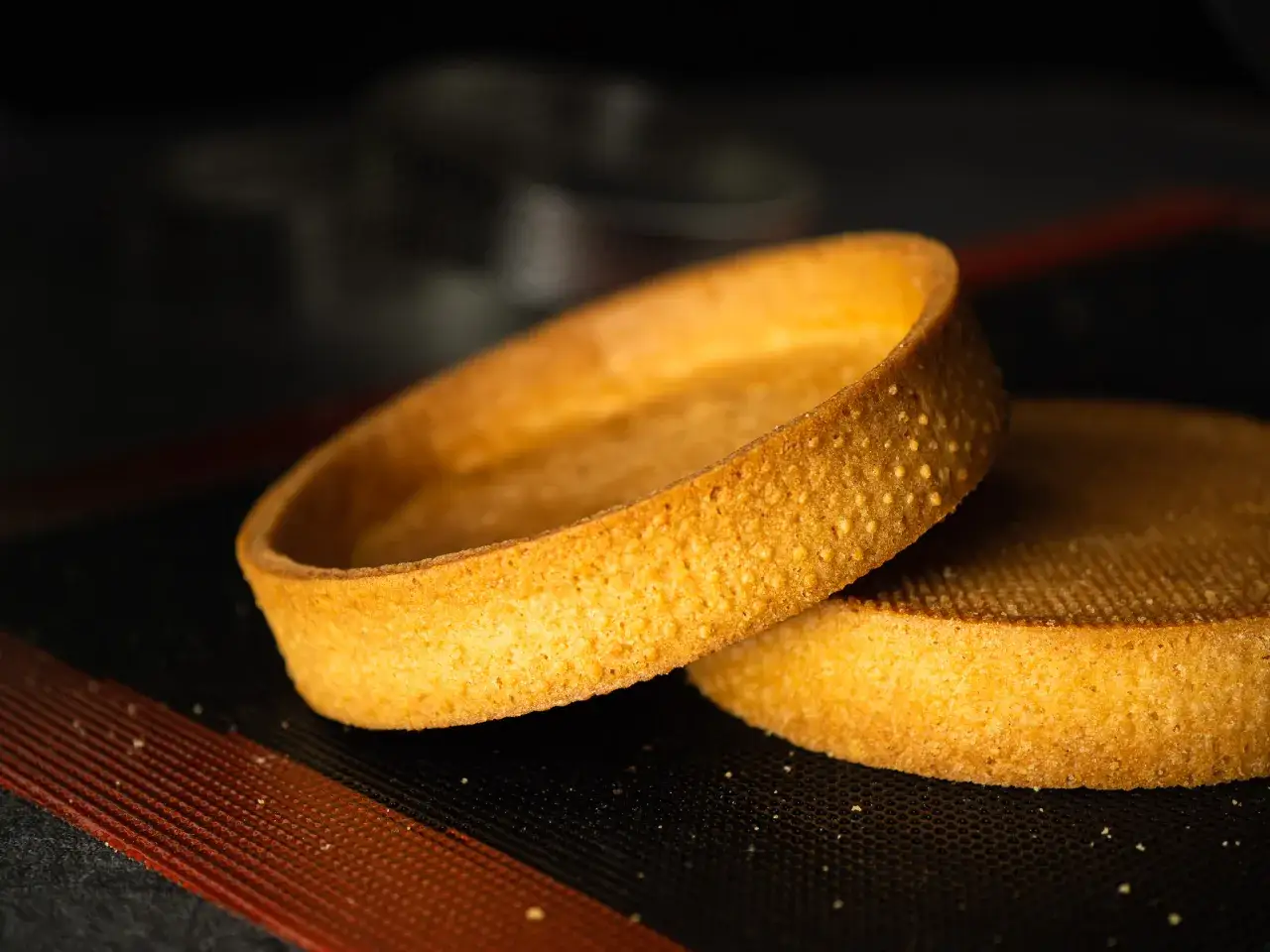 Deux fonds de tarte dorés, prêts pour le garnissage. Le temps de cuisson de la tarte est parfait.