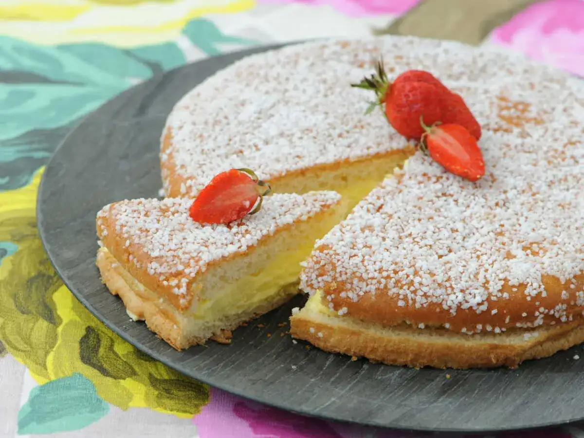 Gâteau moelleux garni d'une crème chiboust ou diplomate, saupoudré de sucre perlé et décoré de fraises.