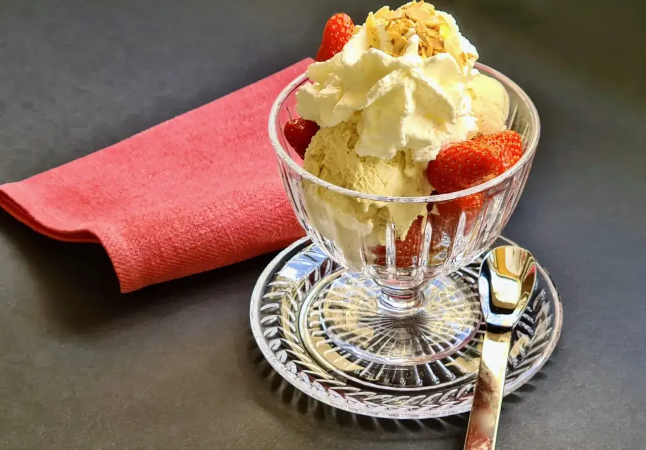 Glace vanille, fraises fraîches, chantilly et amandes effilées pour une délicieuse recette fraise melba.