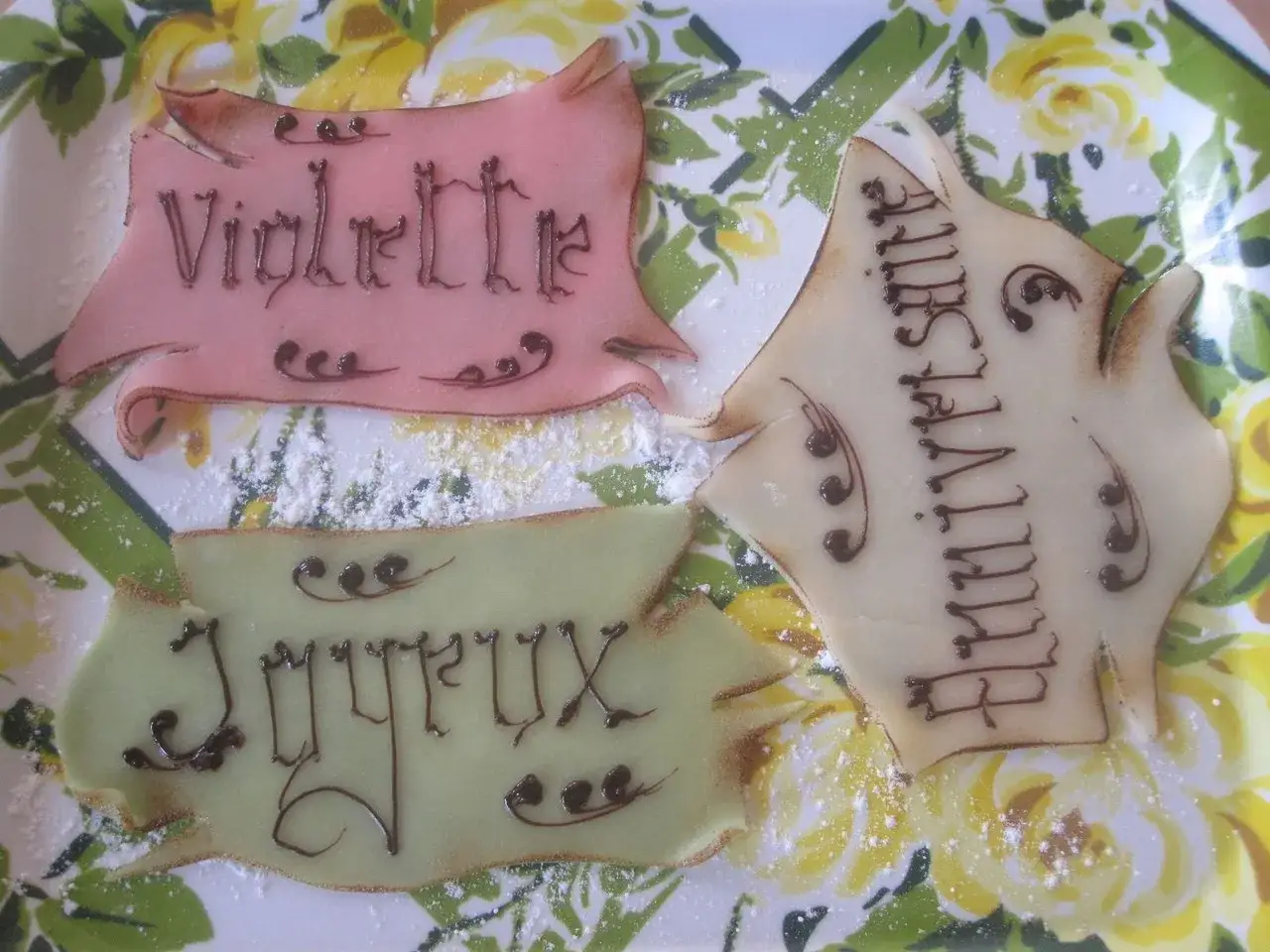 Bandes de pâte d'amande décorées avec un glaçage pour écrire 