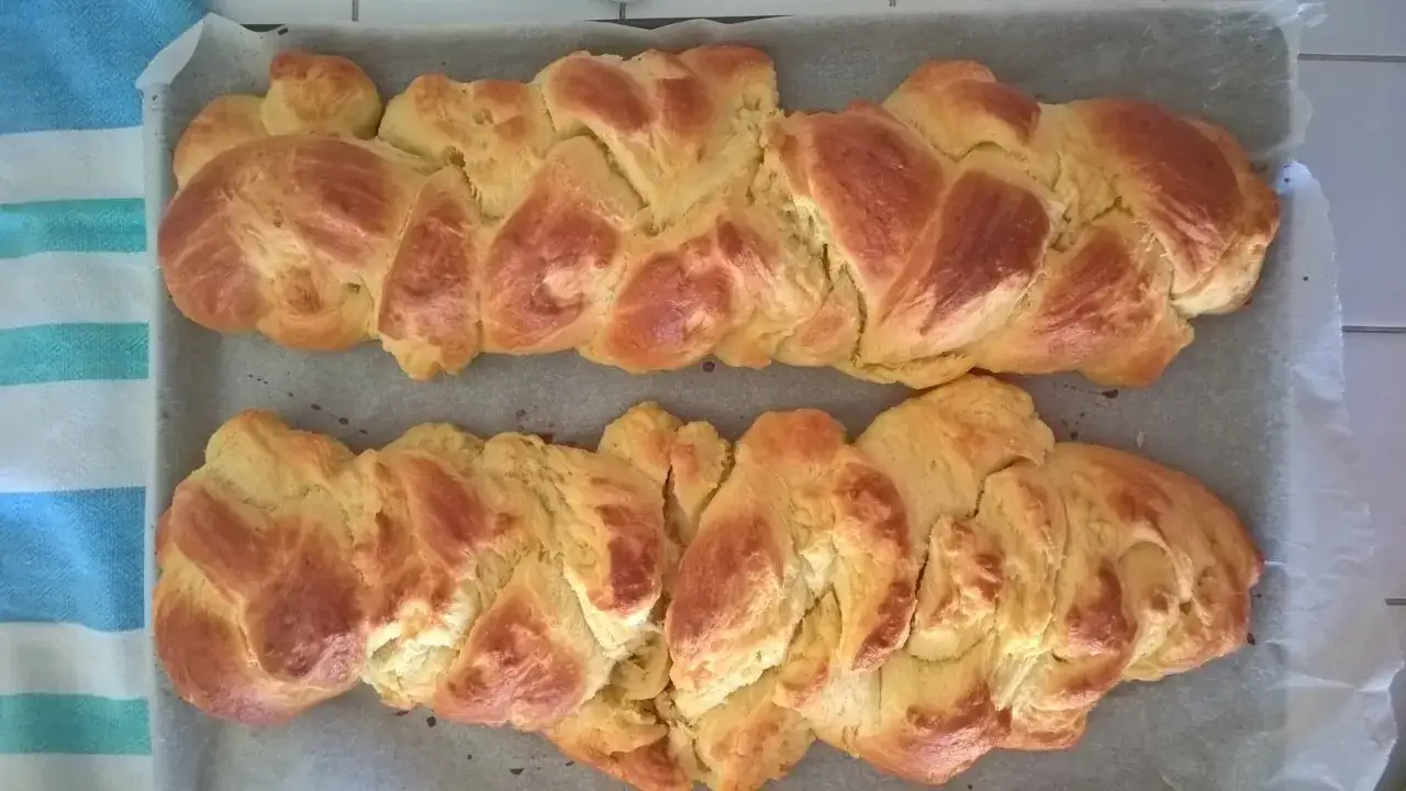 Deux tresses de brioche dorées sur une plaque. Si votre pâte à brioche ne monte pas, pas de panique, il y a des solutions !