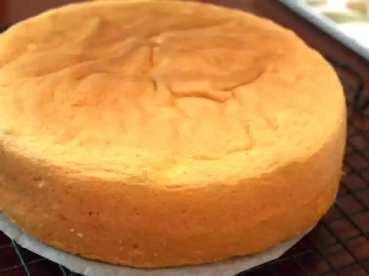 Un moelleux gâteau génoise doré, prêt à être garni. Sa texture aérienne promet un délice.