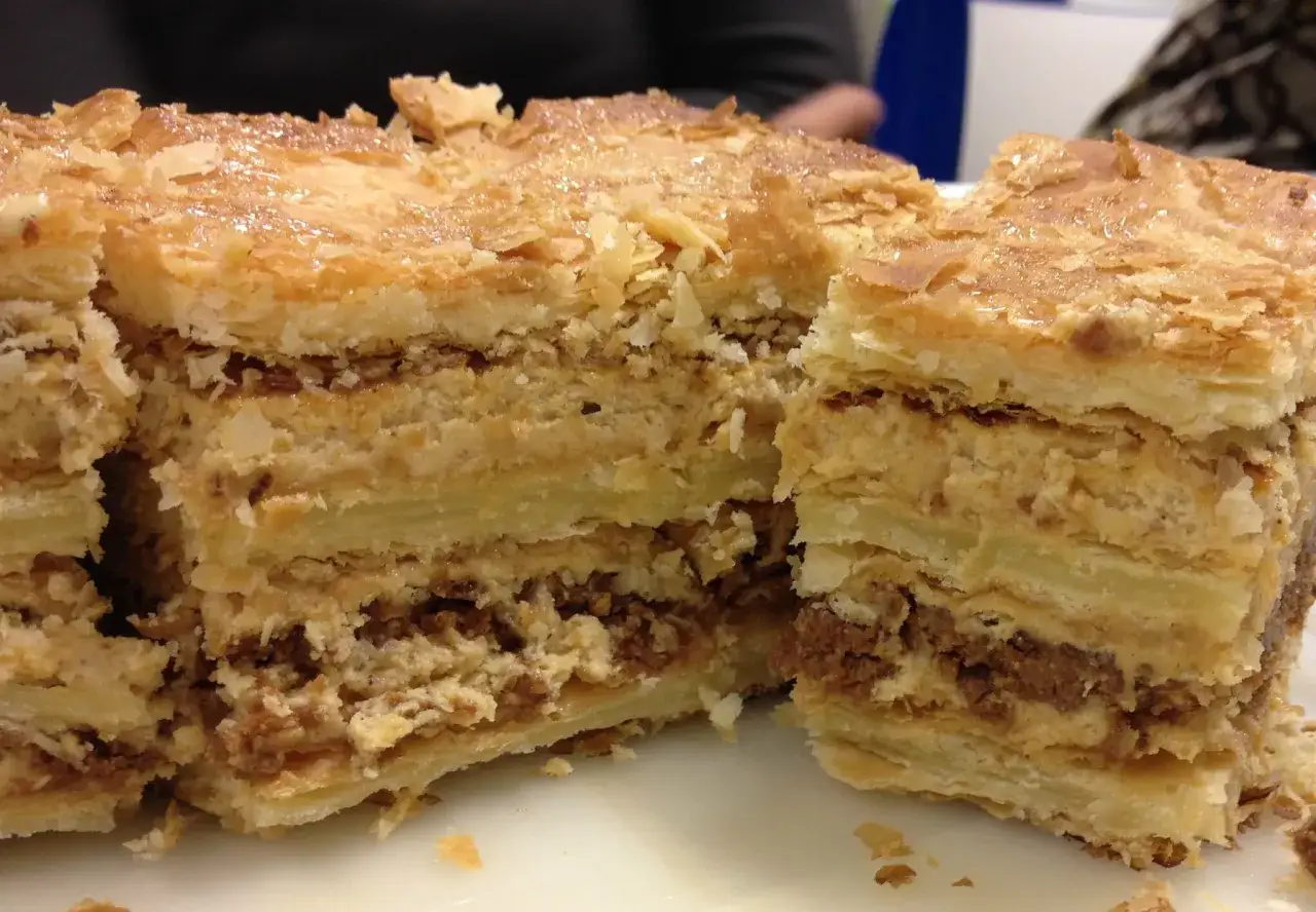 Gros plan sur un millefeuille aux 2000 feuilles, une création gourmande de Pierre Hermé, aux couches croustillantes et à la crème onctueuse.