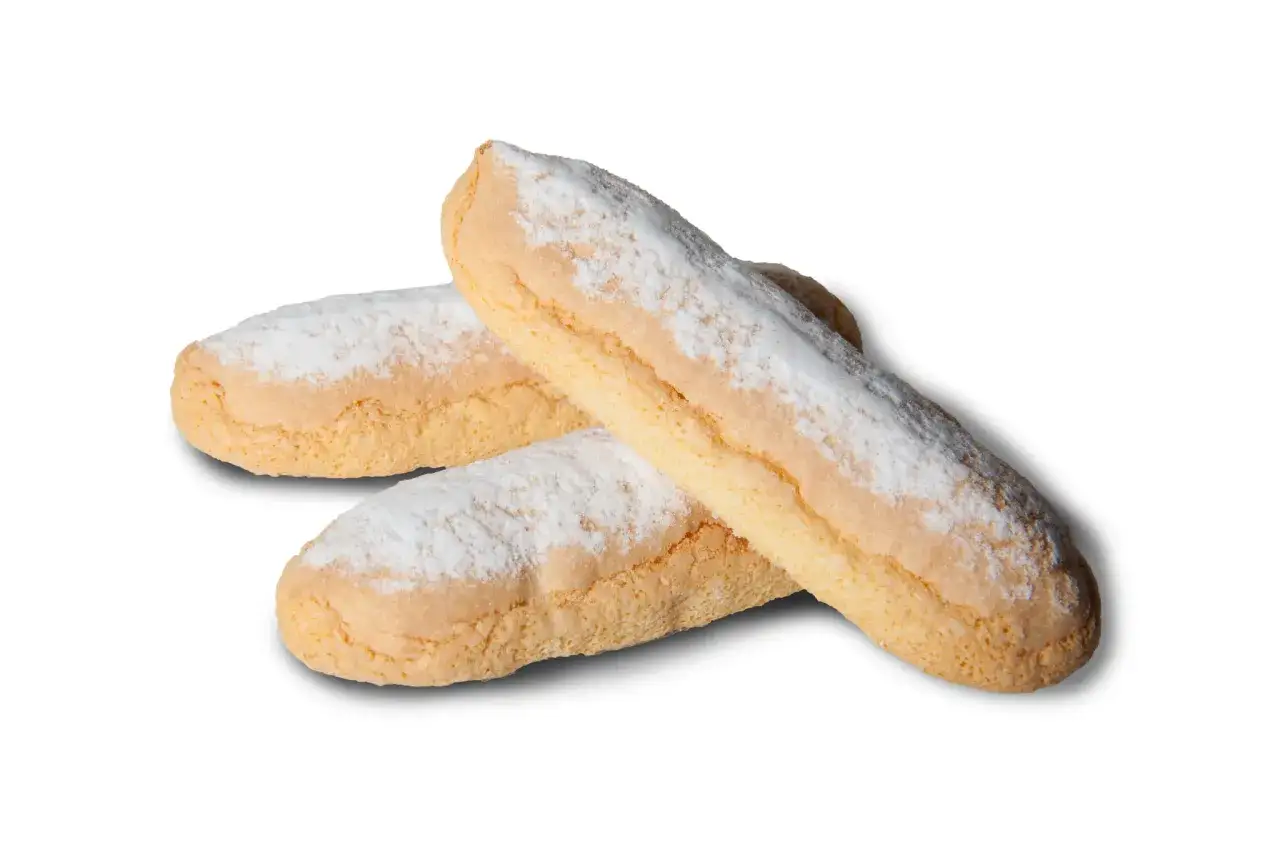Trois biscuits cuillère légers et aériens, saupoudrés de sucre glace, prêts à être trempés dans un café ou un chocolat chaud.