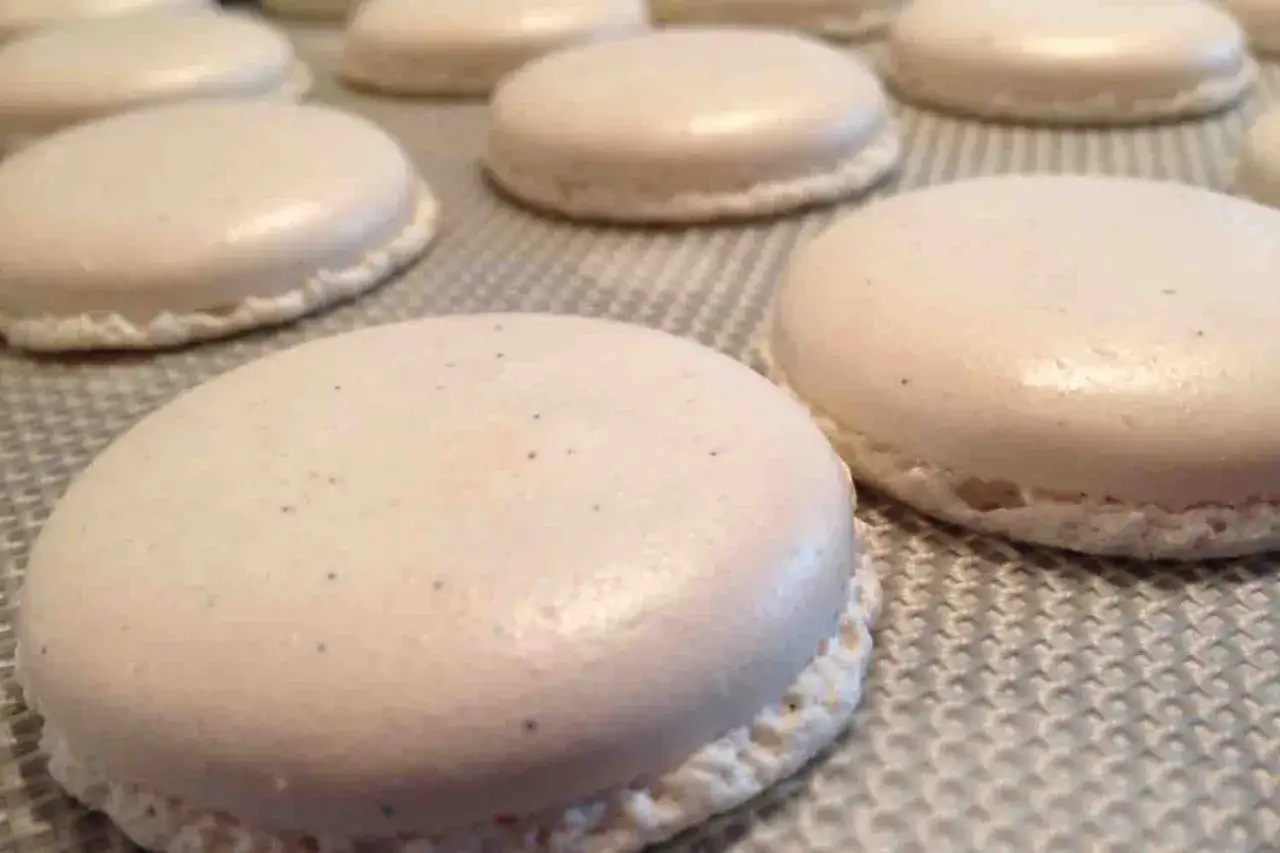 Douceurs délicates : des macarons meringue française blancs, parfaits et prêts à être dégustés.
