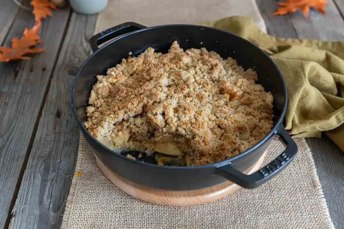 Un d&eacute;licieux crumble aux pommes tout juste sorti du four, avec sa cro&ucirc;te dor&eacute;e et croustillante. Le meilleur crumble aux pommes pour un go&ucirc;ter r&eacute;confortant.