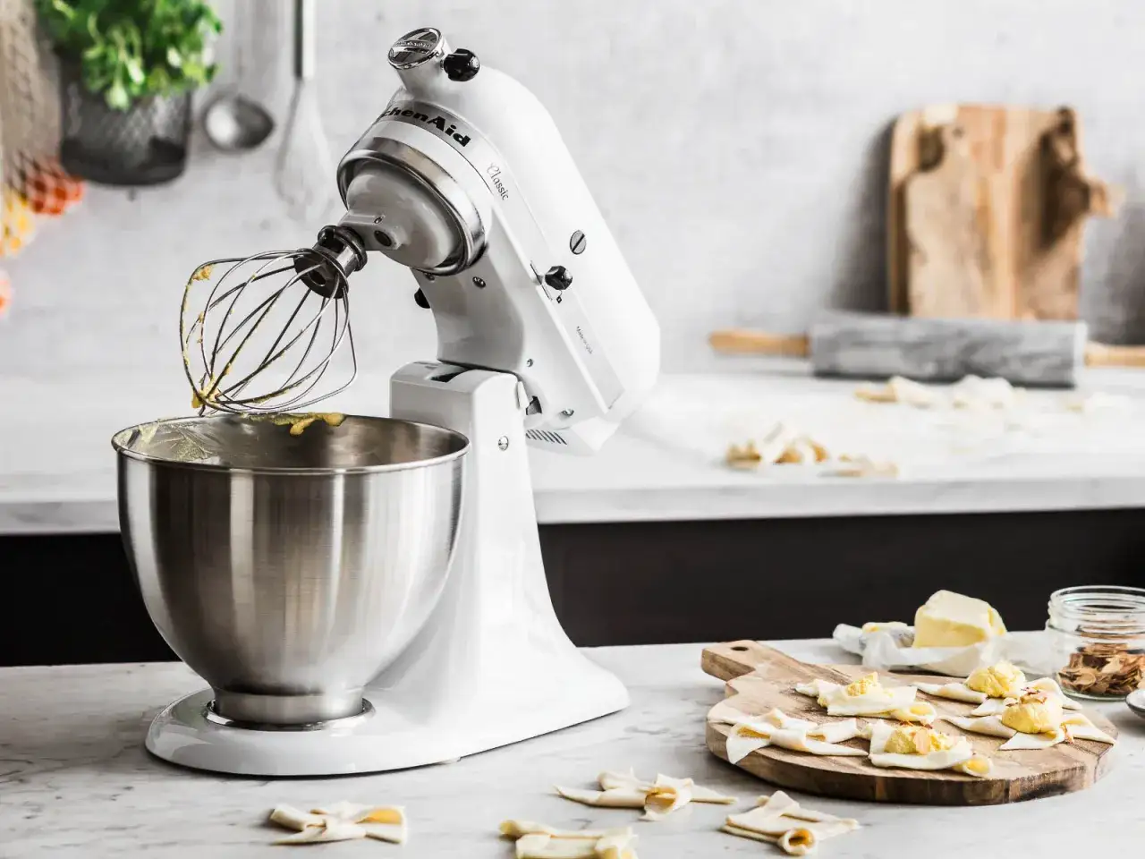 Robot pâtissier KitchenAid Classic ou Artisan blanc, prêt à préparer de délicieuses pâtisseries.