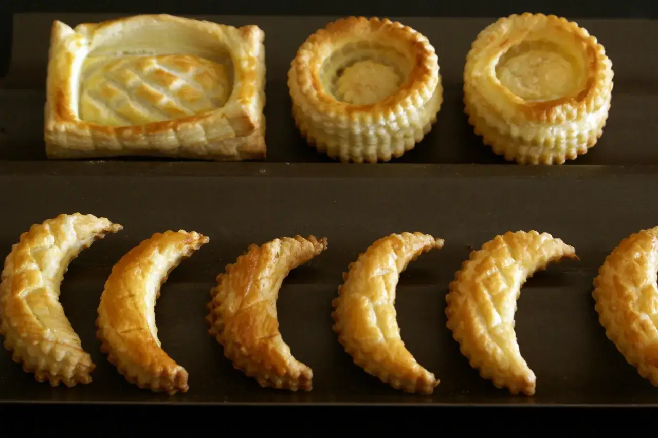 Diverses formes de croute pour bouchée à la reine, prêtes à être garnies.