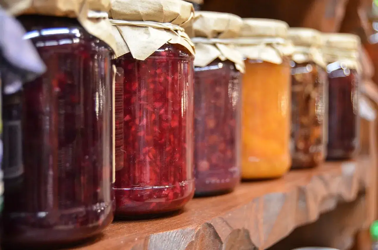 Bocaux de confitures maison, une belle idée pour une recette pâte de fruit. Des fruits rouges, abricots et autres délices.