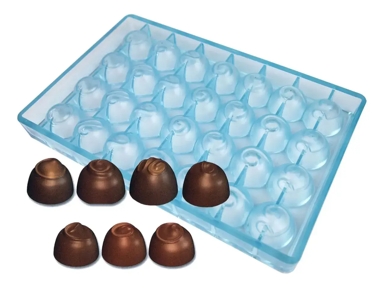 Un moule à bonbon chocolat bleu transparent avec des chocolats individuels posés devant.
