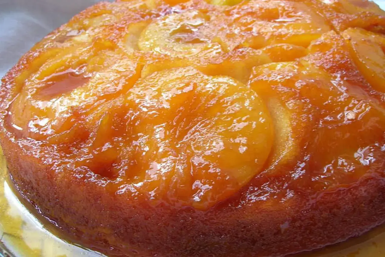 Gâteau renversé aux pêches, nappé d'un sirop doré et brillant. Un délice fruité et caramélisé.