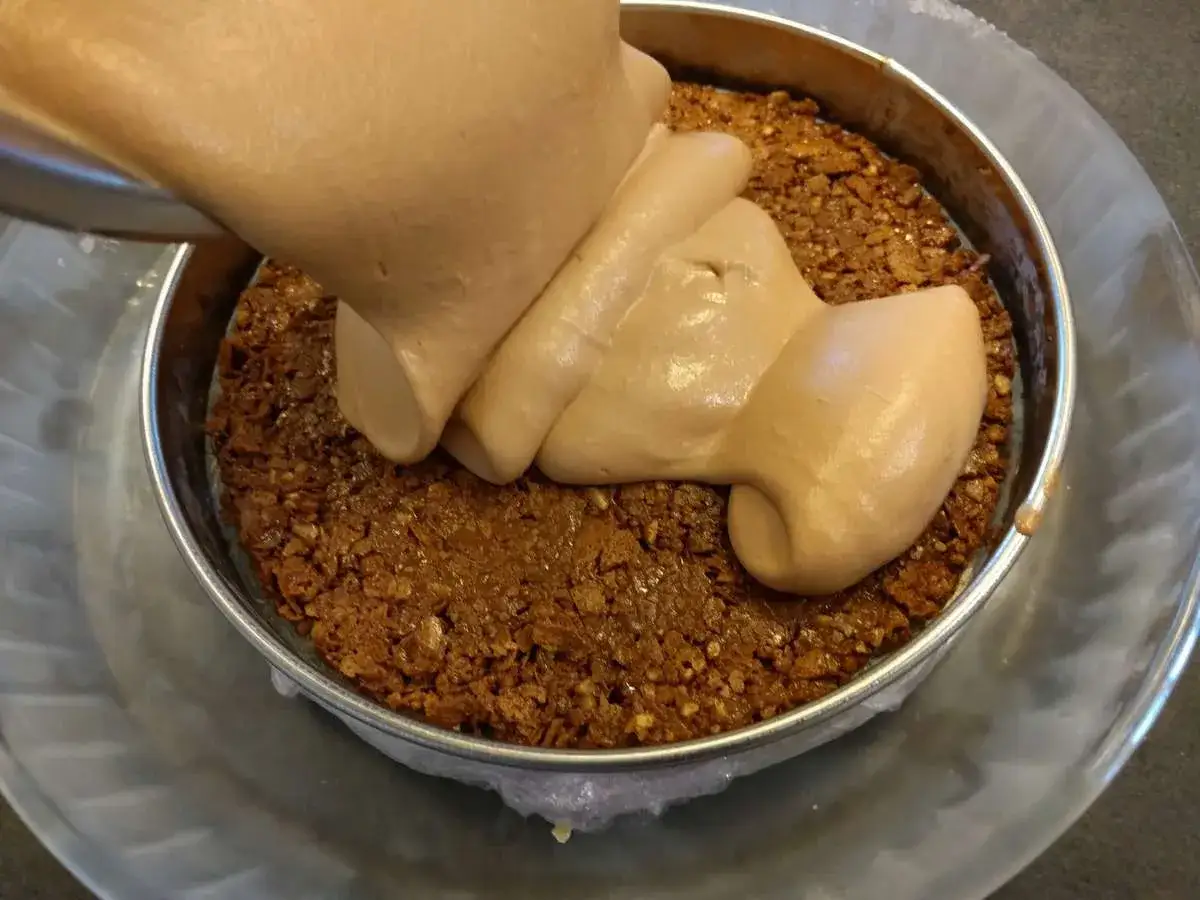 Une crème onctueuse est versée sur une base croustillante dans un cercle à pâtisserie. Par quoi le remplacer ?