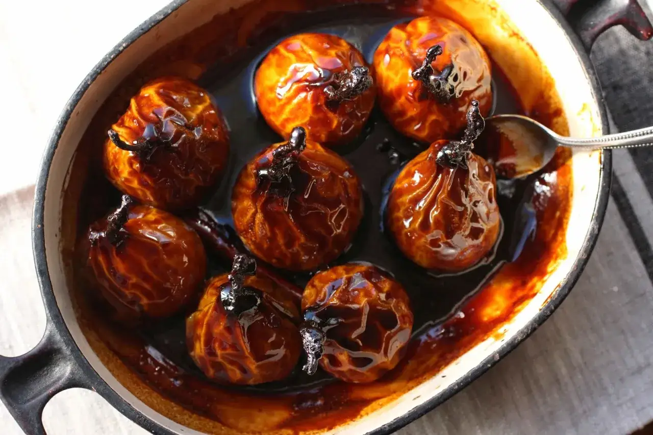 Poires caramélisées dans un plat, rappelant la recette poires cuites grand-mère. Un délice gourmand.