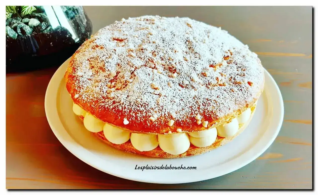 La tropézienne, recette du meilleur pâtissier, est une brioche garnie de crème, saupoudrée de sucre glace et d'amandes effilées.