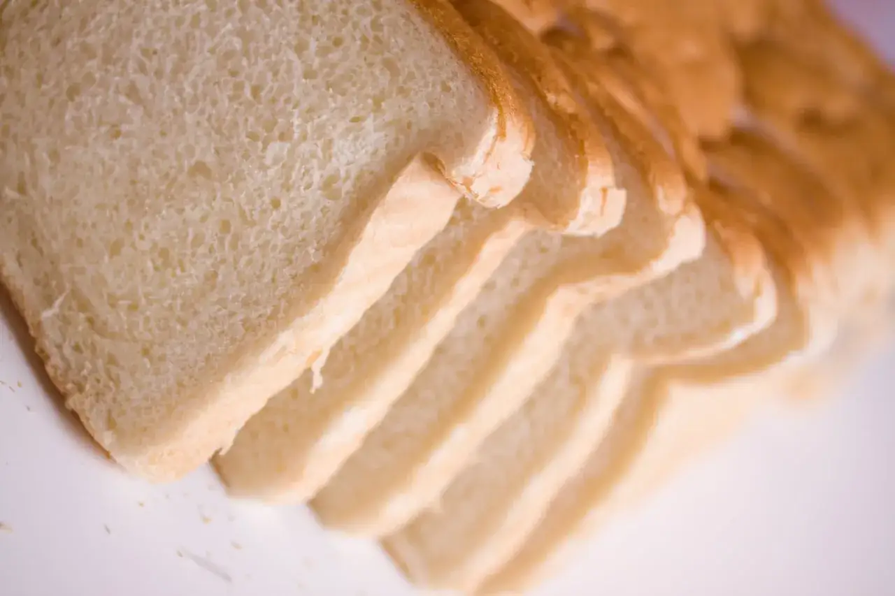 Tranches de pain blanc, parfaites pour éviter les gros trous dans le pain. La mie est aérée et la croûte dorée.