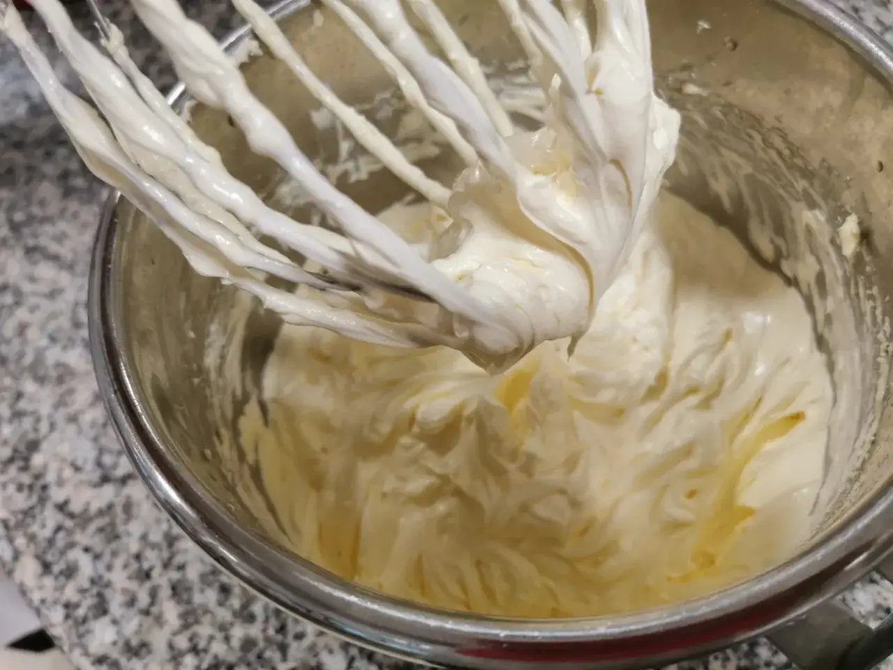 Crème onctueuse et aérienne, prête à être transformée en délicieuse pâte à bombe pour vos desserts.