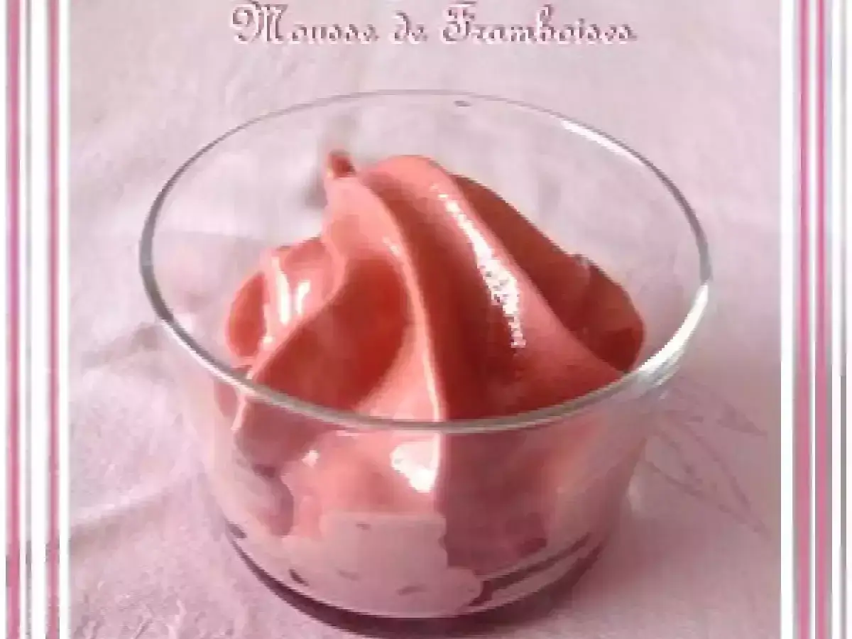 Mousse de framboise onctueuse dans un verre, parfaite pour une recette d'espuma légère et fruitée.