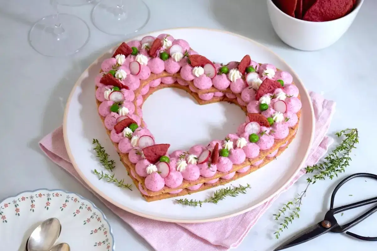 Un délicieux gâteau cœur rose, garni de crème légère, radis, petits pois et éclats de betterave. Parfait pour la Saint-Valentin !