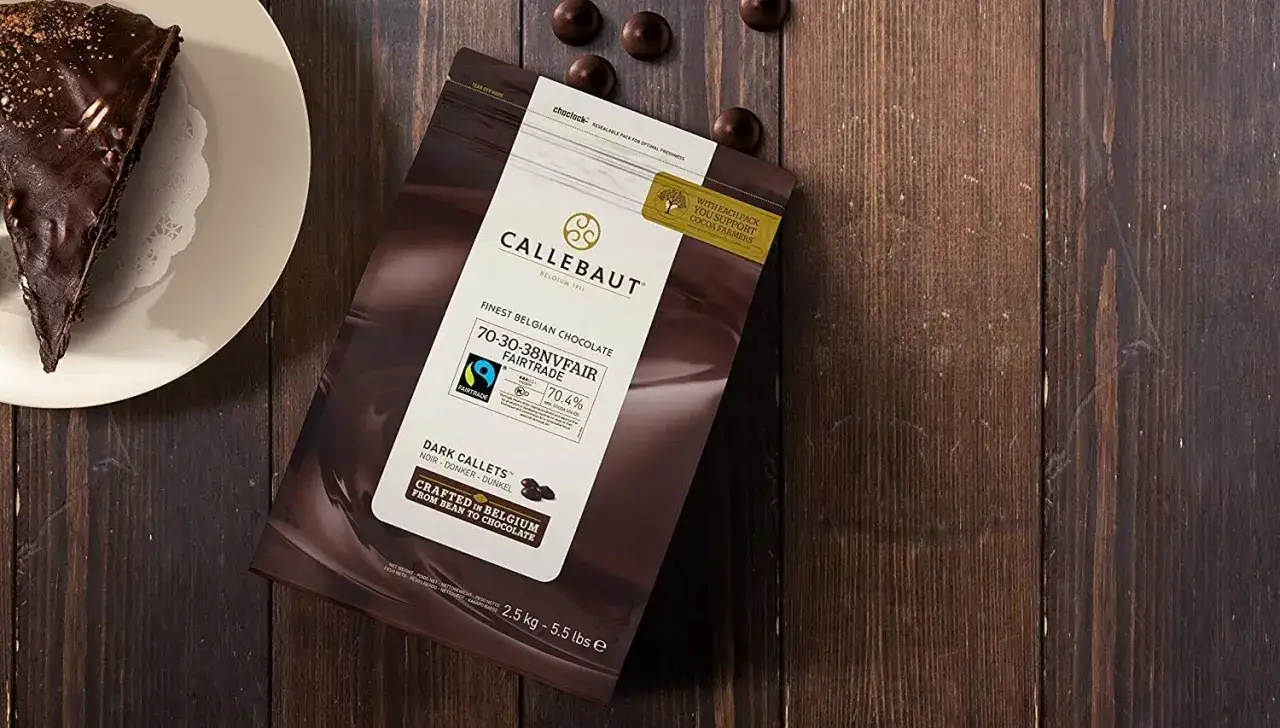 Un gâteau au chocolat et un paquet de chocolat Callebaut 70.4% Fairtrade. Avis sur le chocolat Callebaut : un délice belge.
