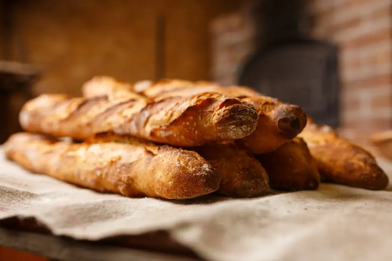 Baguettes dorées, tout juste sorties du four à chaleur tournante. La croûte craquante promet un délice.