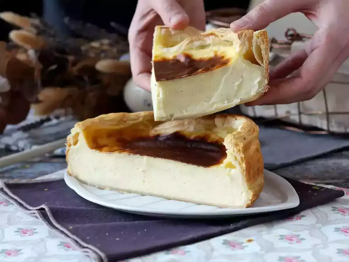 Un flan p&acirc;tissier maison, cr&eacute;meux et dor&eacute;, pr&ecirc;t &agrave; &ecirc;tre d&eacute;gust&eacute;. Une recette flan p&acirc;tissier facile pour un dessert gourmand.