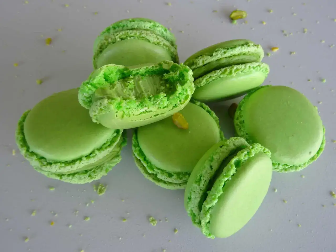 Délicieux macarons verts à la pistache, parfaits pour une recette gourmande.