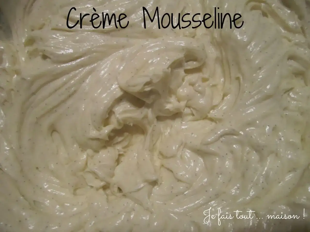 Cr&egrave;me mousseline onctueuse, parsem&eacute;e de points de vanille, pr&ecirc;te &agrave; &ecirc;tre transform&eacute;e en une d&eacute;licieuse chantilly maison.
