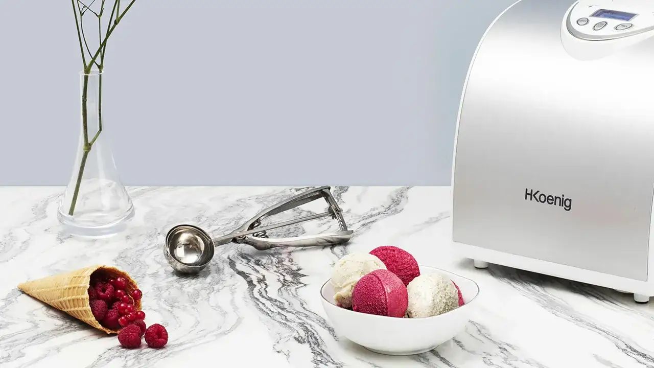 La turbine à glace Koenig HF340, prête pour une recette fruitée. Glace vanille et framboise servie avec des fruits frais.