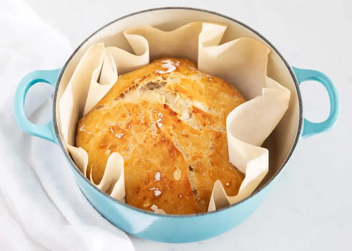 Pain doré tout juste sorti du four, prêt à être dégusté. Le temps de cuisson du pain au four est terminé.