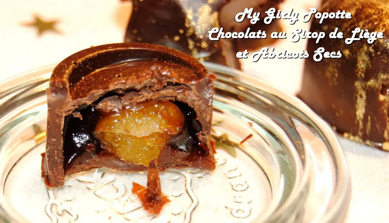 Chocolat maison fourré au sirop de Liège et abricots secs. Une gourmandise parfaite pour une recette chocolat maison fourré.