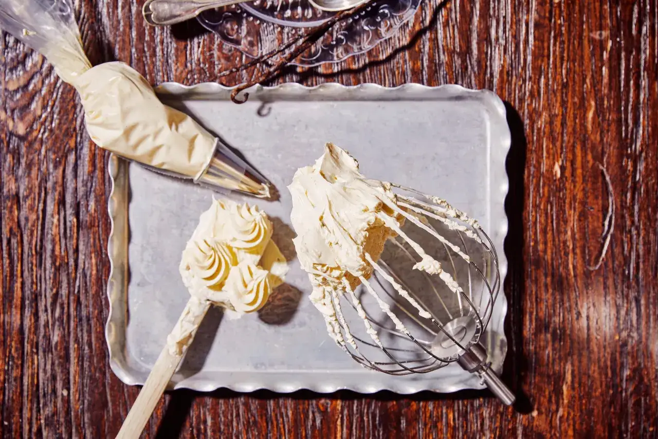 Ganache vanille sans chocolat blanc : une recette Marmiton facile. Crème onctueuse prête à être dressée.