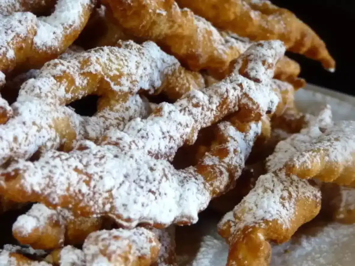 Des bugnes dorées saupoudrées de sucre glace, parfaites pour une recette facile et gourmande.