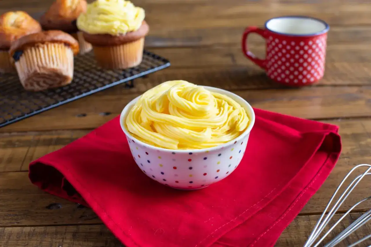 Un bol de crème au beurre traditionnelle, prête à garnir des cupcakes.