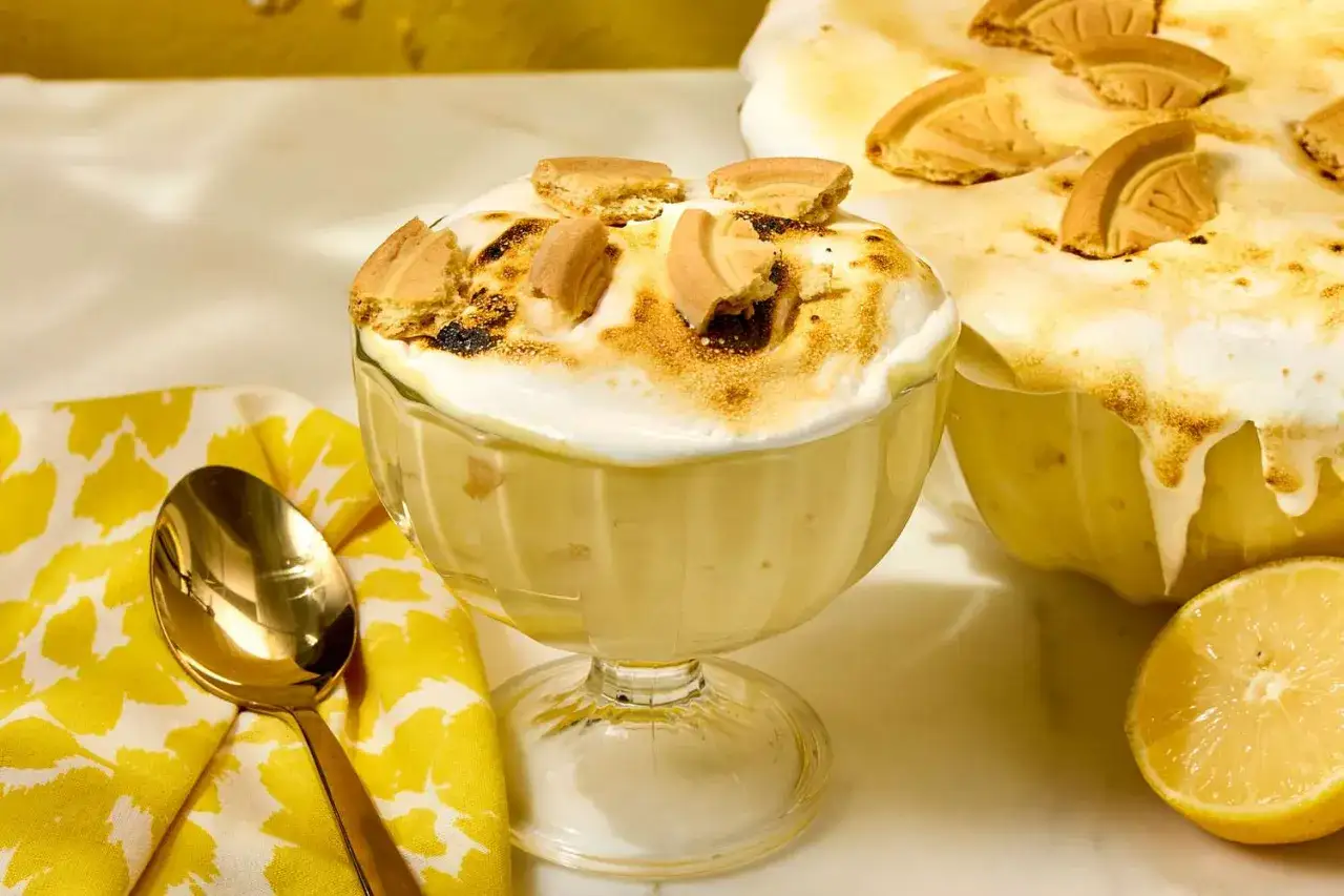 Délicieuse mousse au citron, une recette pour faire tenir une mousse sans gélatine, garnie de meringue grillée et de biscuits.