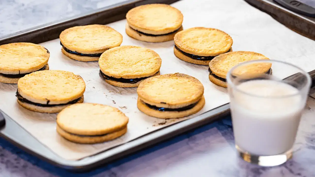 Un plateau de biscuits croquants au chocolat, prêts à être dégustés avec un verre de lait.