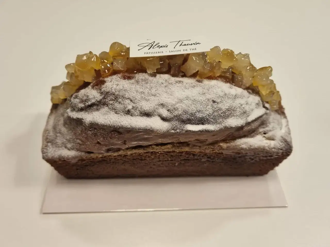 Gâteau au citron d'Alexis Thauvin, saupoudré de sucre glace et garni de fruits confits.