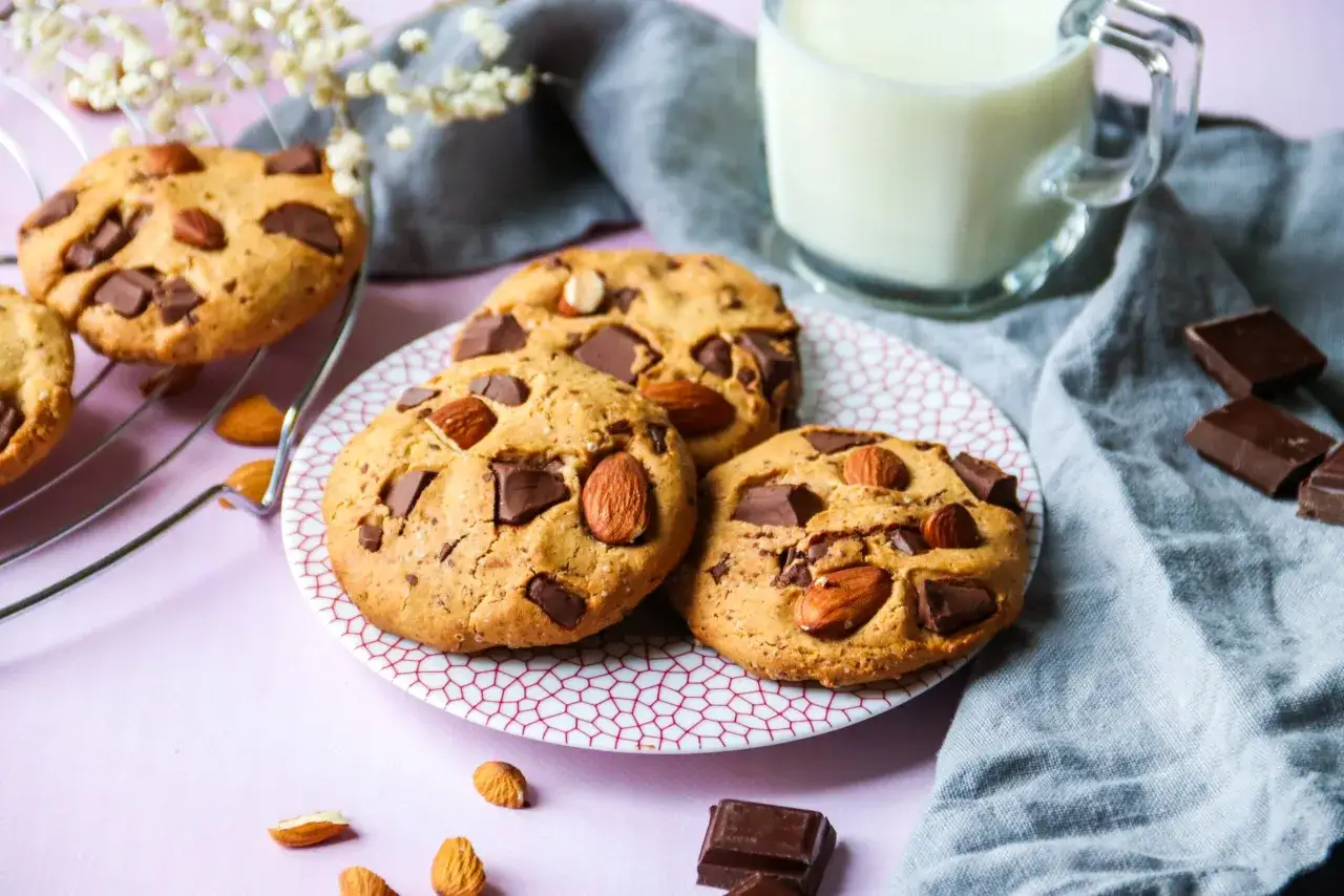 Biscuits aux pépites de chocolat et amandes, parfaits par quoi remplacer la purée d'amande. Un verre de lait complète cette gourmandise.