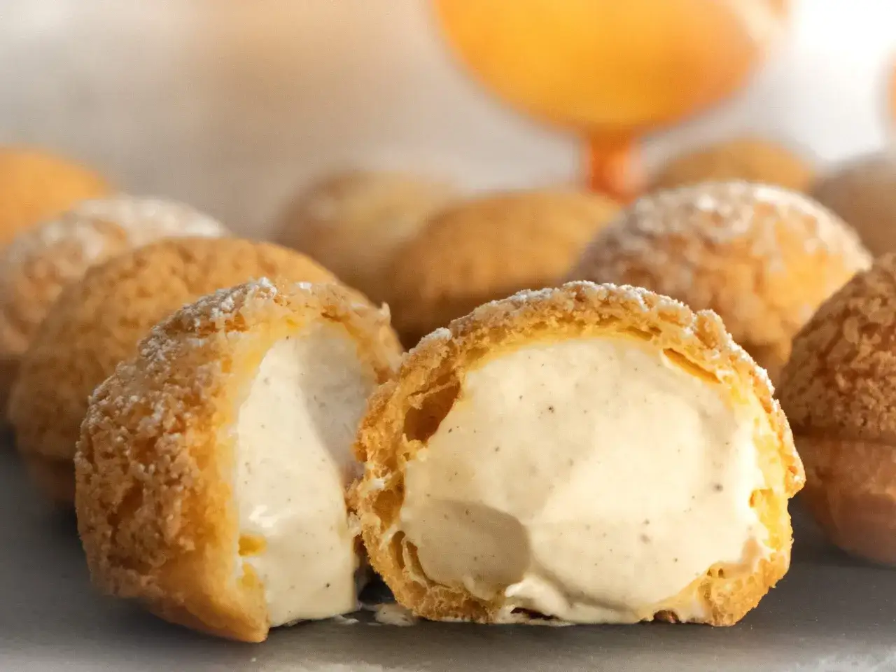 Des choux à la crème généreusement garnis d'une crème onctueuse, promesse des meilleurs choux à la crème.
