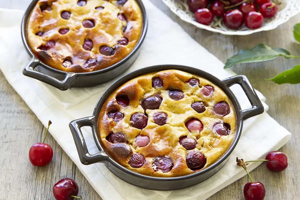 Deux clafoutis aux cerises moelleux dor&eacute;s, pr&ecirc;ts &agrave; &ecirc;tre d&eacute;gust&eacute;s. Une recette simple et gourmande.