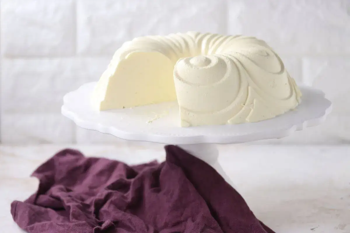 Un délicieux bavarois vanille, joliment moulé et présenté sur un plateau. Une invitation à découvrir cette recette légère et onctueuse.