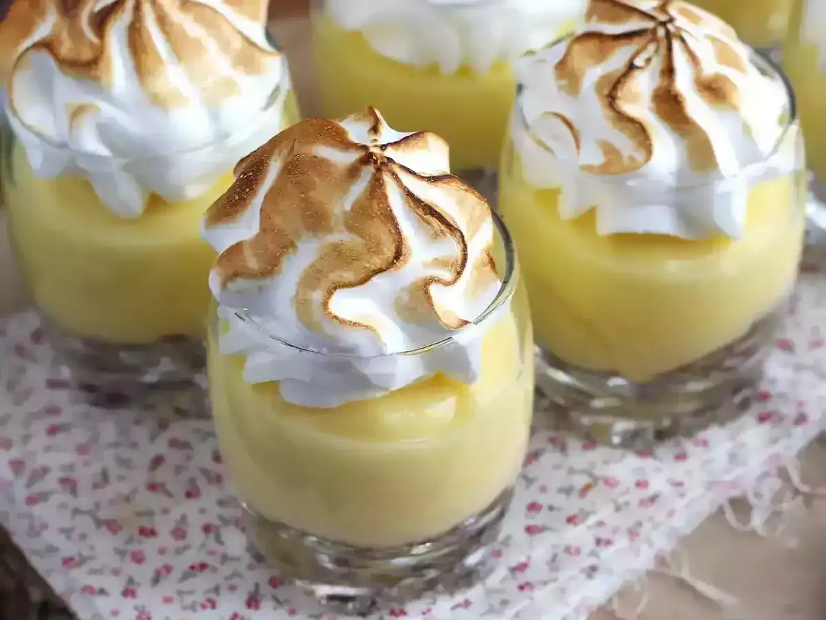 D&eacute;licieuse recette mousse au citron sans mascarpone, servie dans des verrines avec une meringue dor&eacute;e.