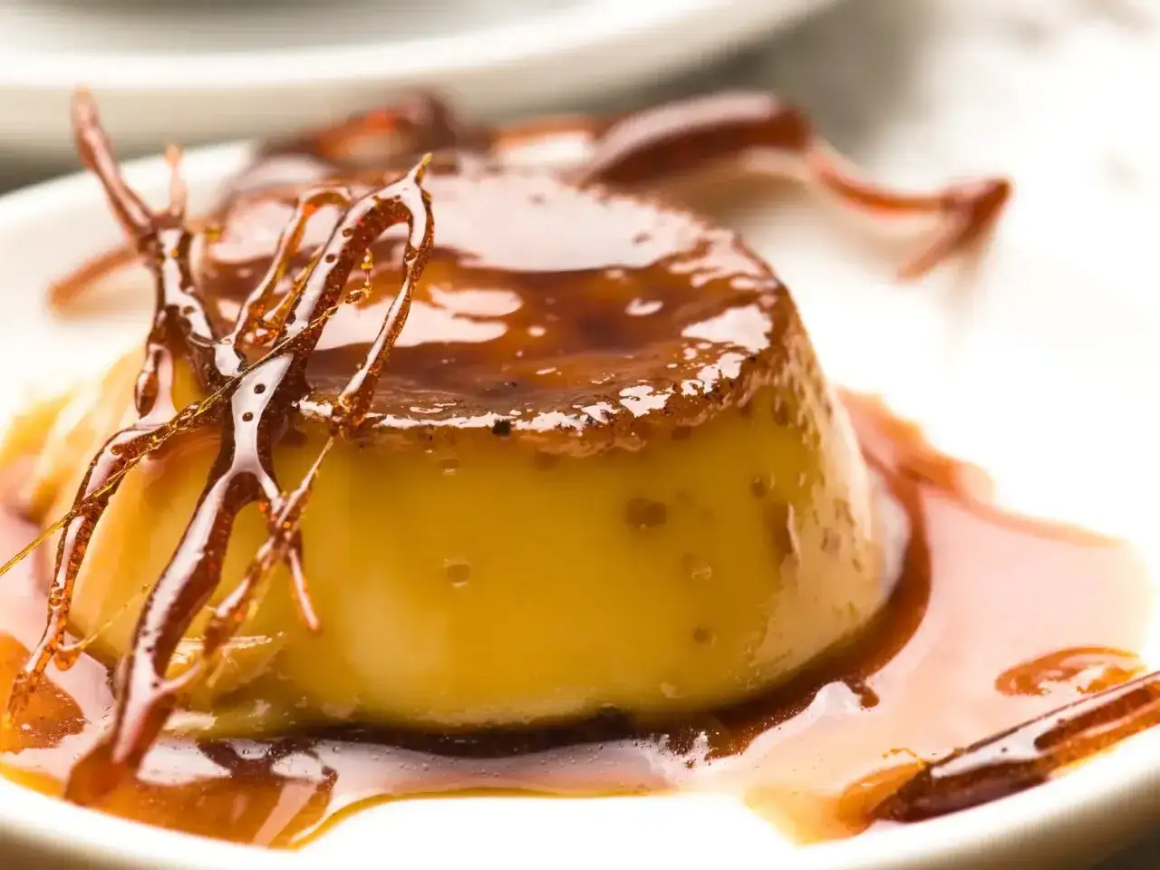 Crème pâtissière caramel, un délice doré nappé de sauce caramel liquide et décoré de fils de caramel croquants.