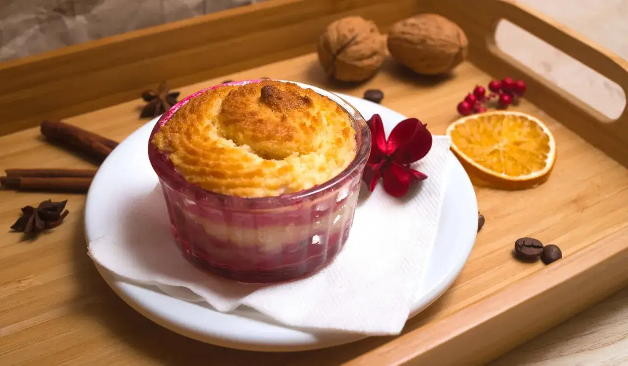 Un délicieux gâteau aux fruits rouges, cuit à la perfection pour faire un bain-marie. Décoré avec des épices et une tranche d'orange séchée.