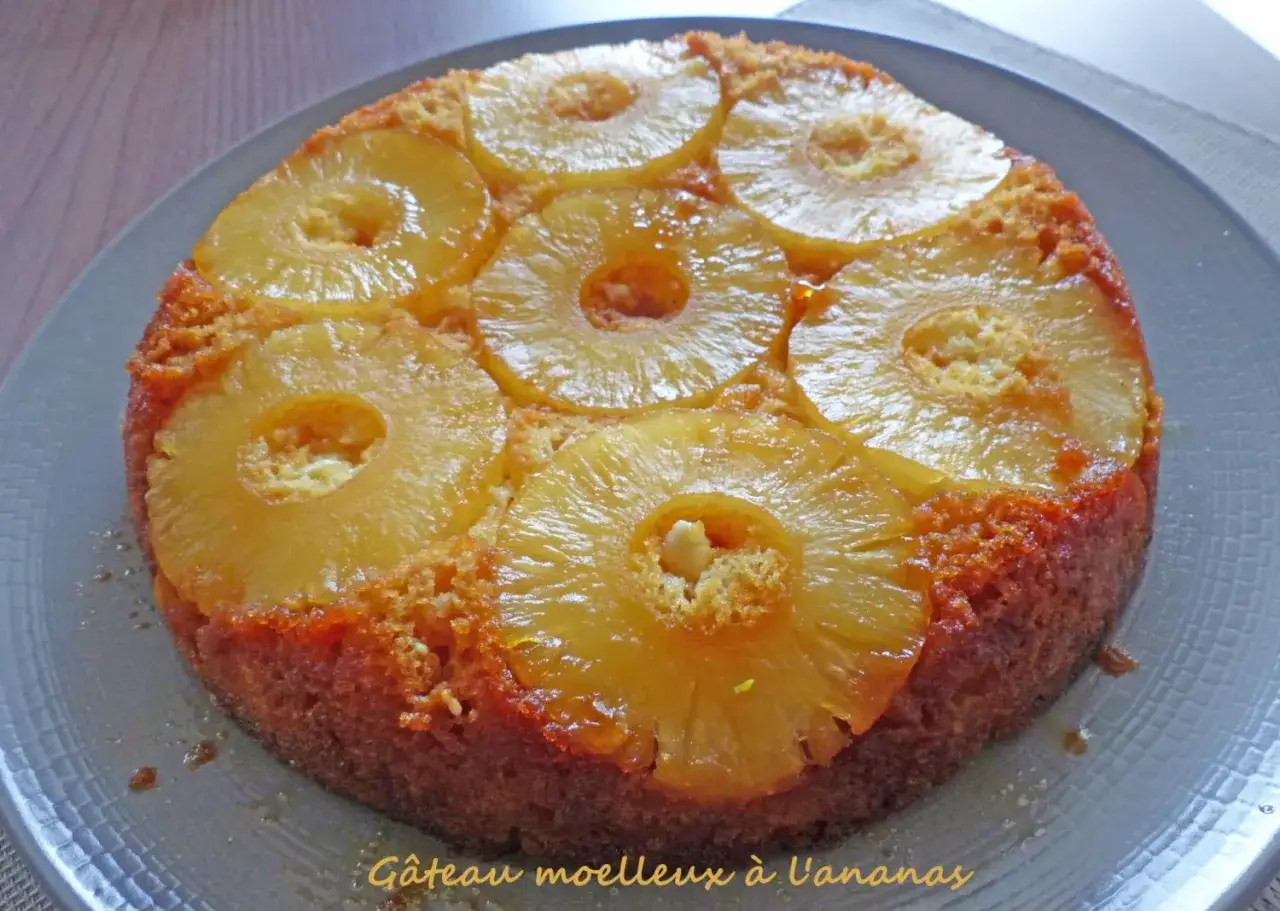 Gâteau moelleux à l'ananas, un délice facile à préparer. Les tranches d'ananas caramélisées brillent sur ce gâteau doré.