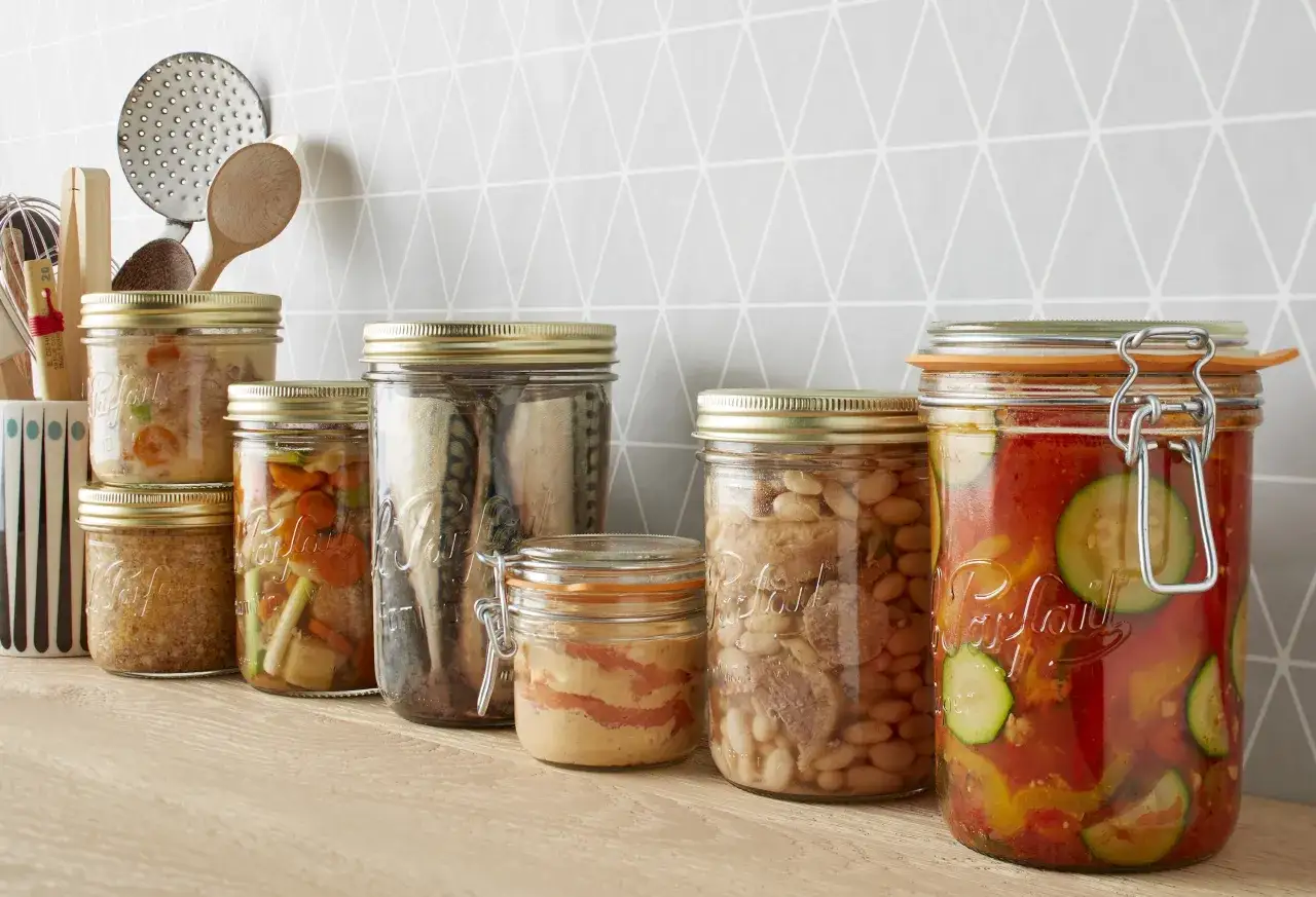 Des bocaux le meilleur : rillettes, poissons, légumes et haricots, prêts à être dégustés.