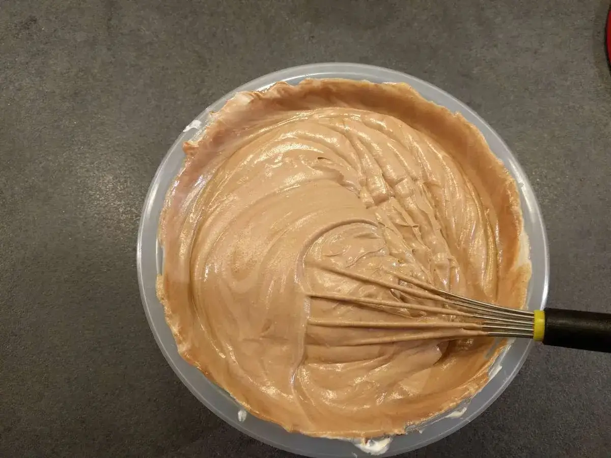 Mousse au chocolat cr&eacute;meuse, pr&ecirc;te &agrave; &ecirc;tre d&eacute;gust&eacute;e. La cr&egrave;me anglaise se marie parfaitement &agrave; cette texture a&eacute;rienne.
