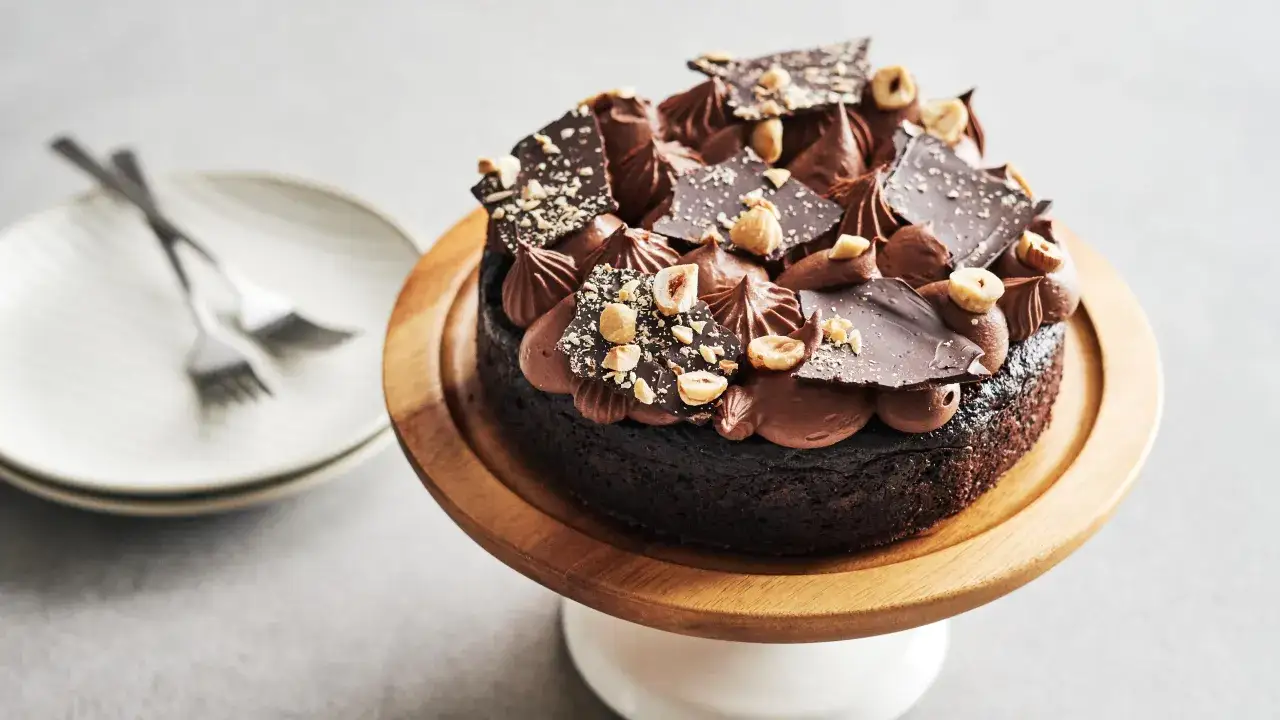 Un délicieux entremet chocolat noisette, couronné de ganache, éclats de chocolat et noisettes entières.